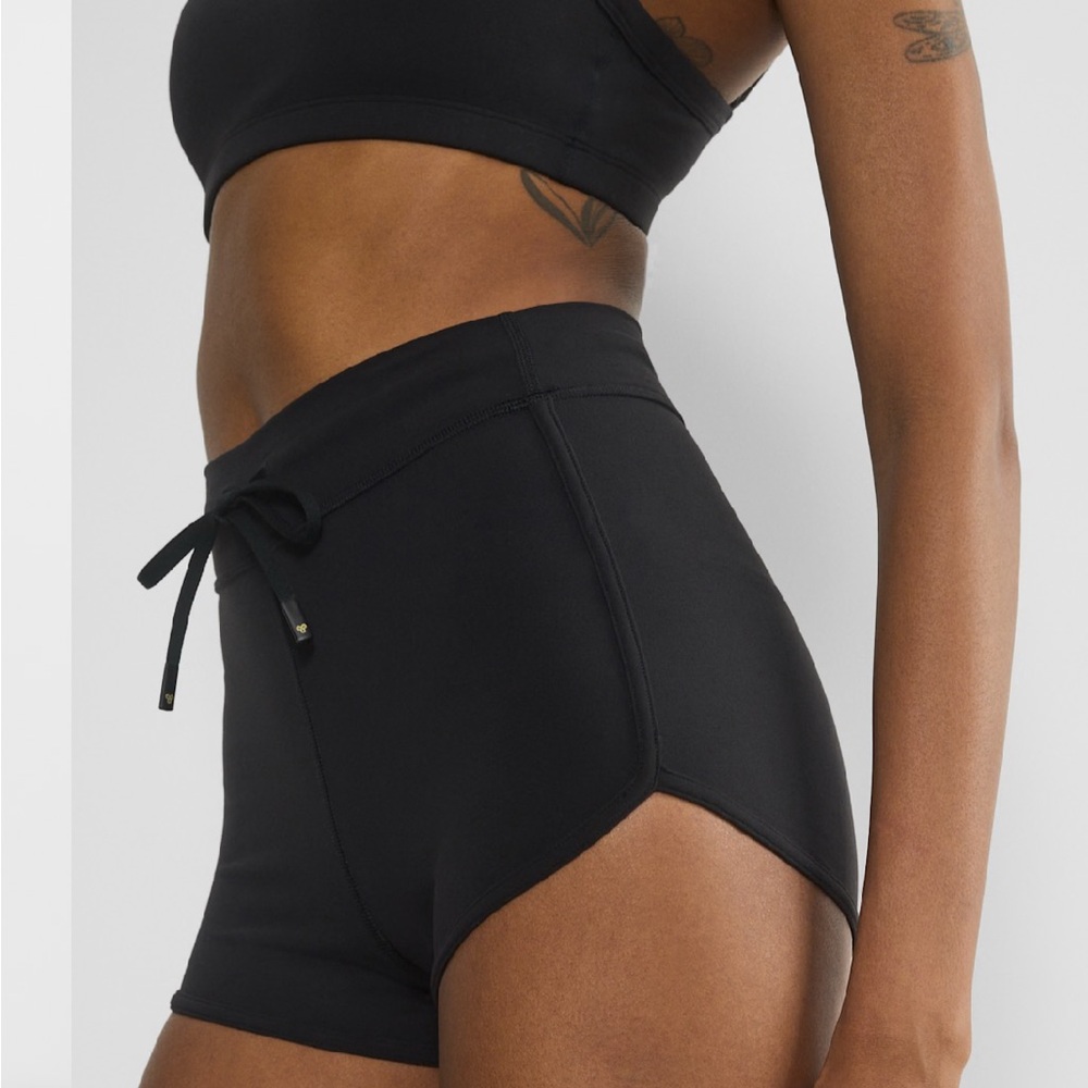 Aritzia butter loop dolphin short